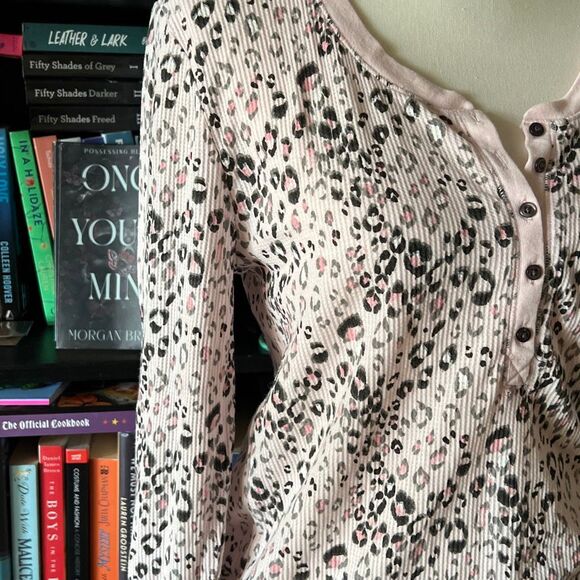 Jane & Bleecker Size Medium Pink Cheetah Print thermal pj top lounge top - Picture 5 of 6